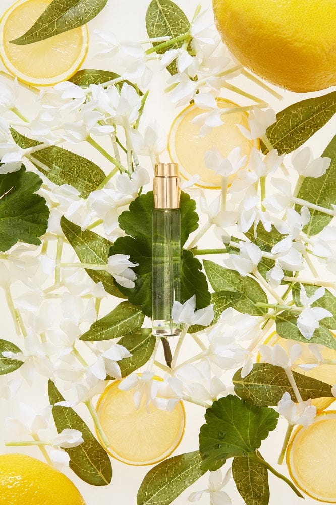 Délices des Bois — bottle with figs suspended in fragrance