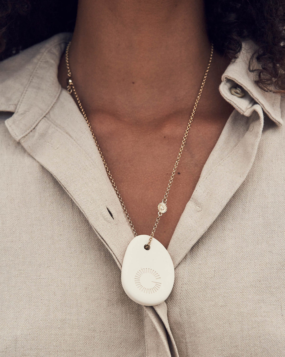 CERAMIC PEBBLE - white/gold